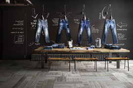 CERAMICHE-SANTAGOSTINO_APPARENT-REALITY_VIRTUAL-SET_3D_NEGOZIO_JEANSERIA_PICTART_MATTONELLE-EFFETTO-LEGNO